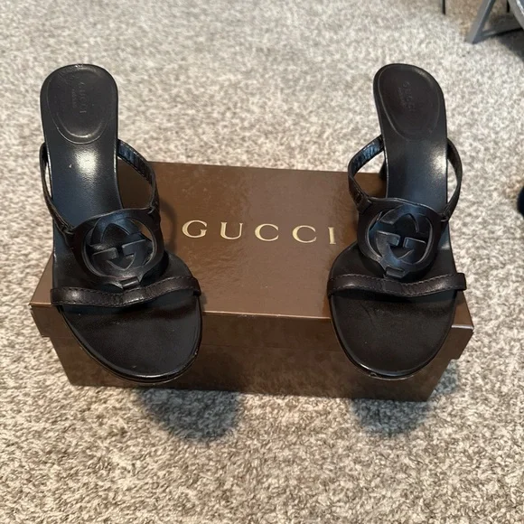 Gucci Women's Black Sandals with Logo Detail - Picture 7 of 8